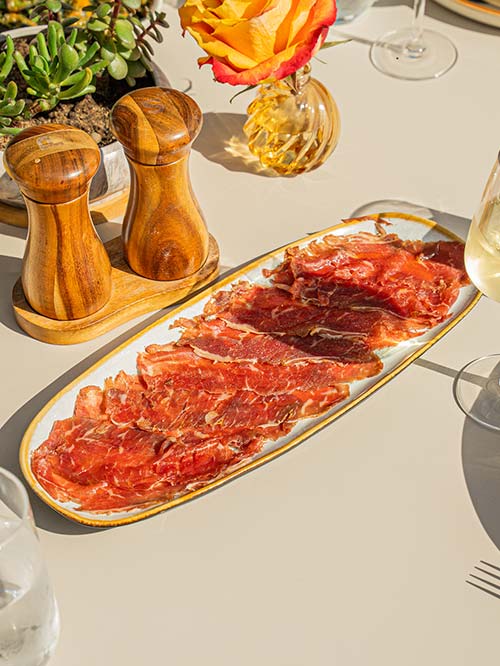 Faux filet fumé séché en carpaccio