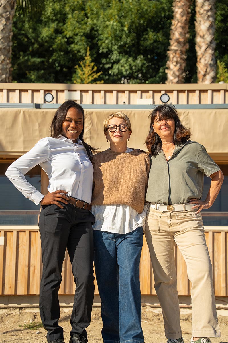 Assa, Valérie et Valérie Montaner – l’équipe du restaurant Le Lido sur la plage du Mourillon à Toulon Équipe du restaurant Le Lido à Toulon : Assa chef de rang, Valérie la cheffe et Valérie Montaner la propriétaire